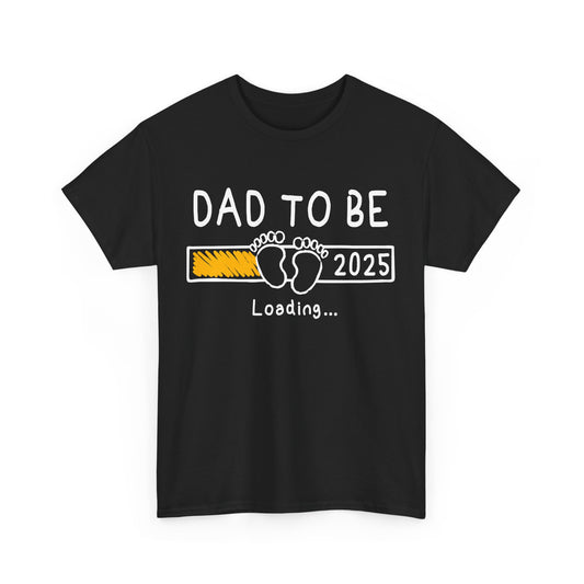 Black t-shirt with 'Dad to Be 2025 Loading' design – fun pregnancy announcement gift for expecting fathers.