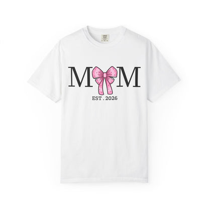 mom est 2026 Pink Bow T shirt For new mom to be in 2026 trendy t-shirt gift for pregnancy announcement , baby reveals , baby showr or delivery