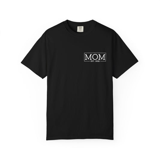 Mom est 2026 pocket t-shirt – pregnancy announcement shirt for expecting mothers, soon to be mommy 2026, new mom gift idea