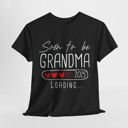 Black ‘Soon to Be Grandma 2025’ T‑shirt with elegant lettering and heart accent, perfect pregnancy reveal gift for grandma.